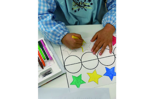 並ぶ三人の子供